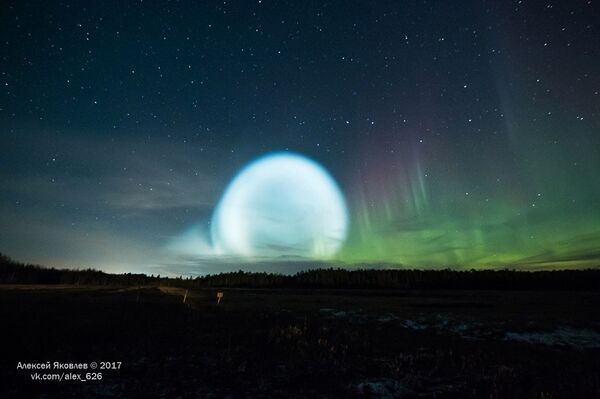 Una bola brillante vista en la ciudad de Strezhevoi, la región de Tomsk, Rusia Una bola brillante vista en la ciudad de Strezhevoi, la región de Tomsk, Rusia - Sputnik Mundo