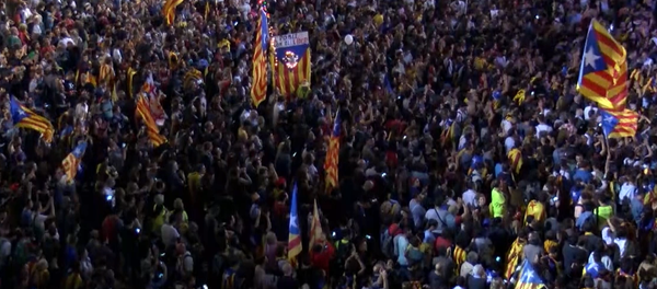 Fuegos artificiales y gritos de protestas: así vivió Barcelona la declaración de independencia - Sputnik Mundo