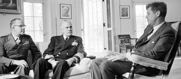 Un encuentro de John F. Kennedy con el general David Shoup y el almirante George Anderson sobre Cuba, octubre del año 1962 - Sputnik Mundo