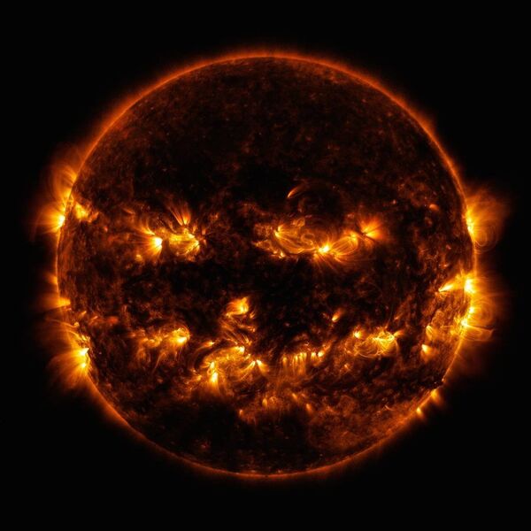 Una foto de Sol hecha por NASA pocos días antes de Halloween Una foto de Sol hecha por NASA pocos días antes de Halloween - Sputnik Mundo