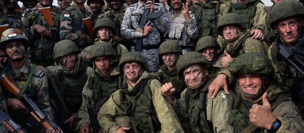 Los militares de la Flota del Pacífico y del Distrito Militar Este de Rusia y de las Fuerzas Armadas de la India - Sputnik Mundo