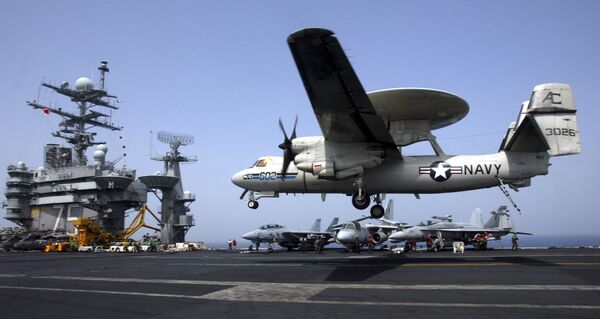Un avión E-2C Hawkeye aterriza en un portaviones de EEUU (archivo) Un avión E-2C Hawkeye aterriza en un portaviones de EEUU (archivo) - Sputnik Mundo