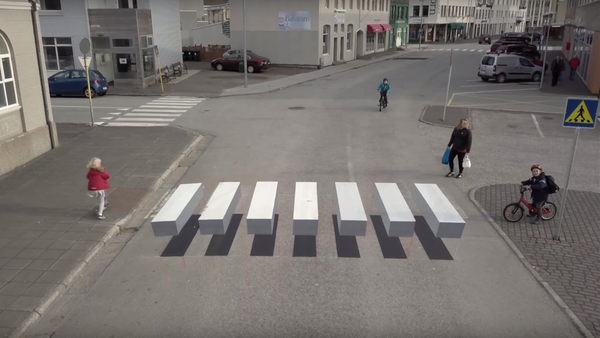 Un paso de cebra 'flotante' deja estupefactos a los conductores islandeses - Sputnik Mundo