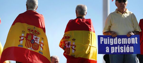 Protestas en contra de Carles Puigdemont, presidente de Cataluña - Sputnik Mundo