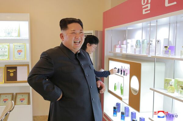 El líder norcoreano Kim Jong Un visita una fábrica de cosméticos - Sputnik Mundo