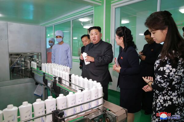 El líder norcoreano Kim Jong Un visita una fábrica de cosméticos con su mujer - Sputnik Mundo
