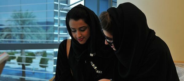 Unas mujeres árabes estudiando - Sputnik Mundo