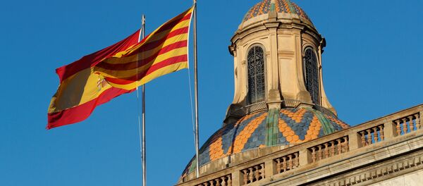 Las banderas de España y Cataluña Las banderas de España y Cataluña - Sputnik Mundo