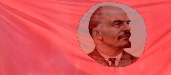 Bandera con la imagen de Vladímir Lenin, ex líder de la URSS (archivo) Bandera con la imagen de Vladímir Lenin, ex líder de la URSS (archivo) - Sputnik Mundo