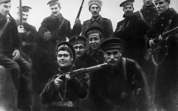 Marineros bálticos, participantes en el asalto al Palacio de Invierno en Petrogrado en octubre de 1917 - Sputnik Mundo