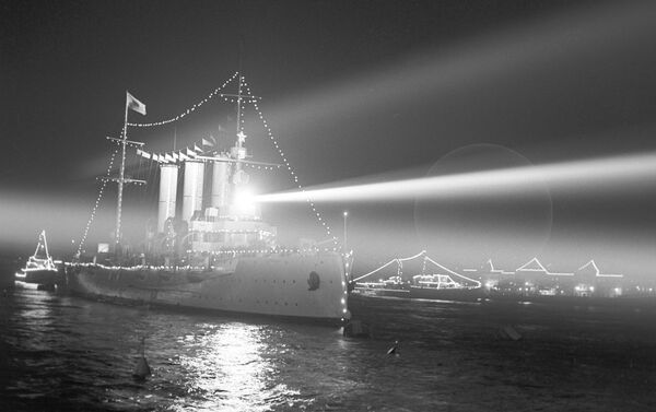 El crucero Aurora en el mismo lugar, donde el 25 de octubre de 1917 dio la salva que se convirtió en la señal para iniciar la toma del Palacio de Invierno - Sputnik Mundo