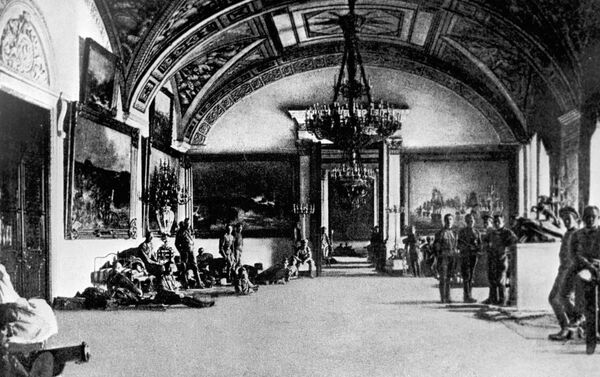 Un grupo de cadetes en el Palacio de Invierno de Petrogrado, en 1917 - Sputnik Mundo