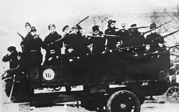 Uno de los destacamentos de la Guardia Roja que participó en el asalto al Palacio de Invierno de Petrogrado, en 1917 - Sputnik Mundo