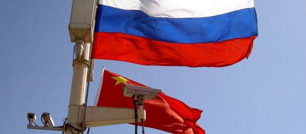 Banderas de Rusia y China (imagen referencial) - Sputnik Mundo