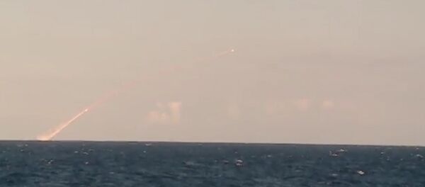 El submarino Veliki Novgorod lanza misiles Kalibr contra los terroristas en Siria - Sputnik Mundo
