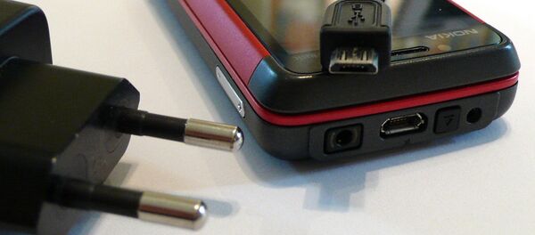 Un teléfono y un cargador - Sputnik Mundo