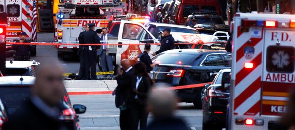 Las ambulancias en el lugar del atropello y tiroteo en Nueva York - Sputnik Mundo