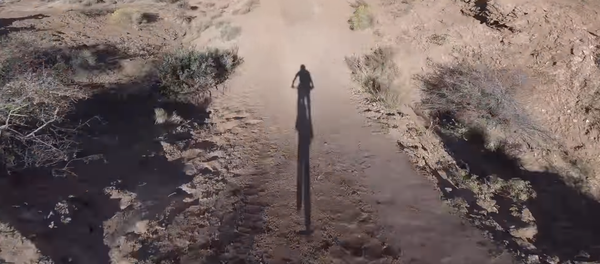 Antoine Bizet, ciclista francés, baja de una abrupta montaña - Sputnik Mundo