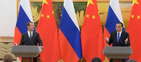 El primer ministro ruso,Dmítri Medvédev con su homólogo chino  Li Keqiang - Sputnik Mundo