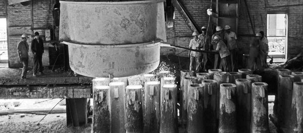 Fusión de acero en una planta cubana junto con obreros soviéticos Fusión de acero en una planta cubana junto con obreros soviéticos - Sputnik Mundo