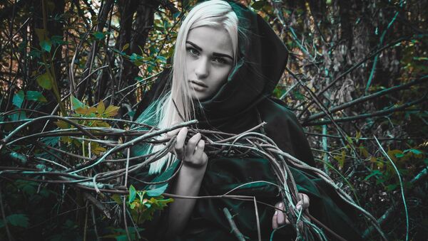 Una joven disfrazada de bruja (imagen referencial) - Sputnik Mundo
