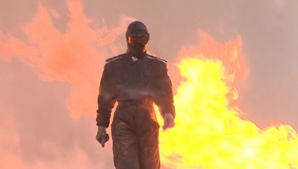 Joven y atrevida mujer rusa prueba el traje de combate Rátnik - Sputnik Mundo