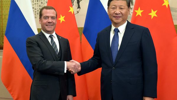 El primer ministro ruso, Dmitri Medvédev, y el presidente de China, Xi Jinping El primer ministro ruso, Dmitri Medvédev, y el presidente de China, Xi Jinping - Sputnik Mundo