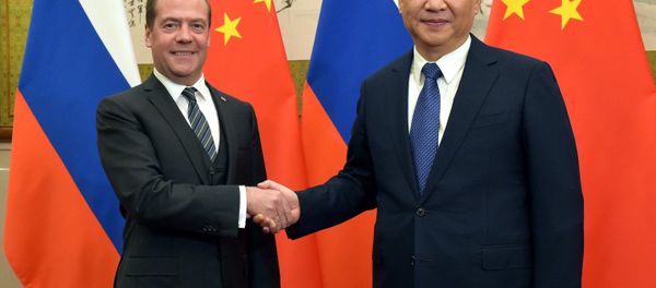 El primer ministro ruso, Dmitri Medvédev, y el presidente de China, Xi Jinping El primer ministro ruso, Dmitri Medvédev, y el presidente de China, Xi Jinping - Sputnik Mundo