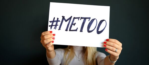 Una mujer con un cartel de Yo También en inglés - Sputnik Mundo