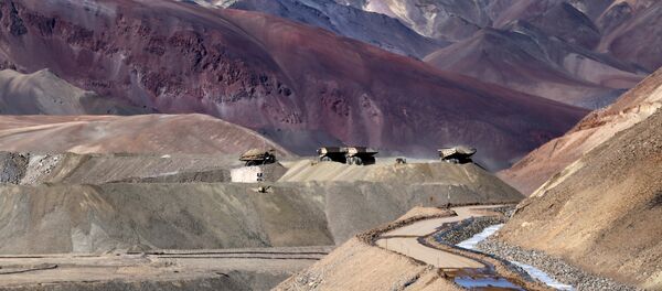 Camiones operan en la mina de oro Veladero en la provincia argentina de San Juan Camiones operan en la mina de oro Veladero en la provincia argentina de San Juan - Sputnik Mundo