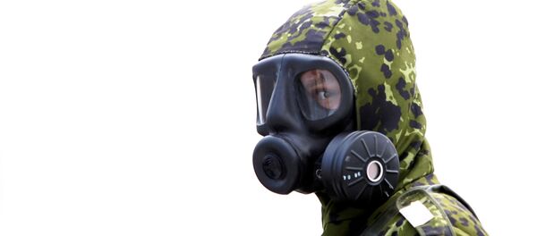 Un militar en un traje de riesgo biológico (imagen referencial) - Sputnik Mundo