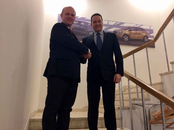 El embajador Carlos Faría y el presidente de Avtovaz Nicolas Maure El embajador Carlos Faría y el presidente de Avtovaz Nicolas Maure - Sputnik Mundo