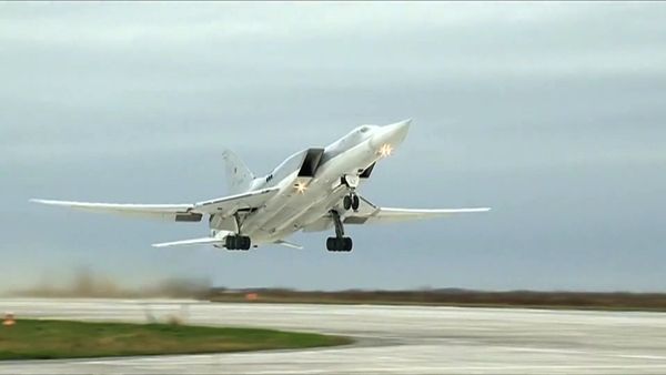 Misil a misil, los bombarderos Tu-22M3 eliminan las posiciones de Daesh - Sputnik Mundo