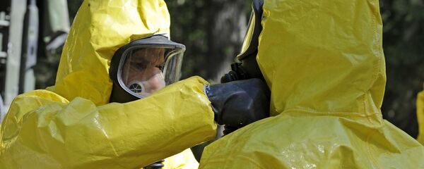 Militares en trajes de riesgo biológico (imagen referencial) - Sputnik Mundo