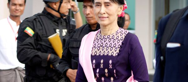 La consejera de Estado de Birmania, Aung San Suu Kyi, llega a Rakaín - Sputnik Mundo