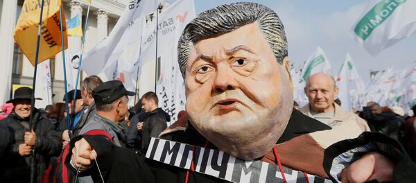 Una máscara que representa la cara del presidente ucraniano Poroshenko durante una manifestación de partidarios del ex presidente georgiano Saakashvili - Sputnik Mundo