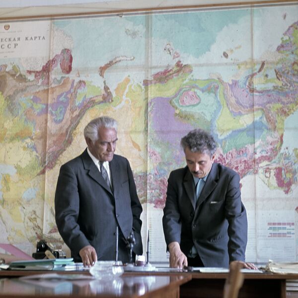 Yuri Ervie y Farman Salmanov, los científicos que descubrieron petróleo en Tiumen - Sputnik Mundo