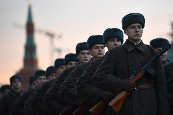 El histórico desfile militar del 7 de noviembre de 1941 vuelve a la Plaza Roja - Sputnik Mundo