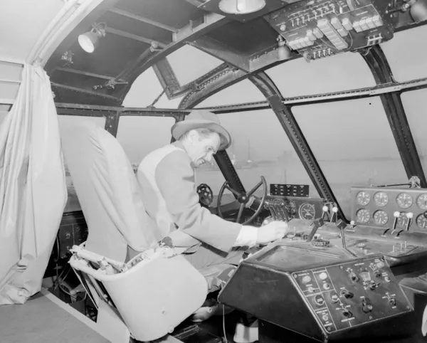 Howard Hughes se sienta a los mandos de su barco gigante de madera llamado Spruce Goose antes de su primero y único vuelo el 2 de noviembre de 1947 Howard Hughes se sienta a los mandos de su barco gigante de madera llamado Spruce Goose antes de su primero y único vuelo el 2 de noviembre de 1947 - Sputnik Mundo