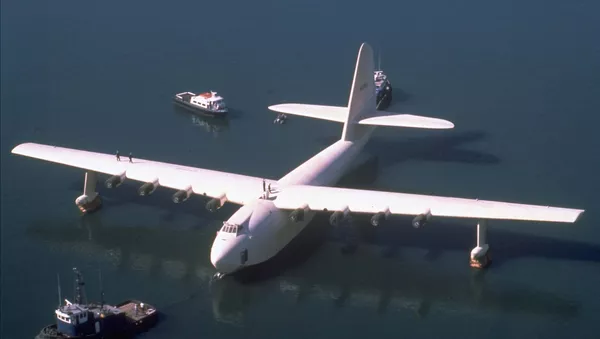 Una foto del 29 de octubre de 1980 del barco volador de madera de Howard Hughes, Spruce Goose, remolcado desde su hangar en Long Beach, California. - Sputnik Mundo