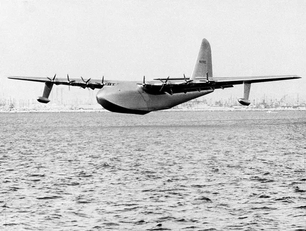 El barco volador de 800 toneladas de Howard Hughes, apodado Spruce Goose, se desliza sobre el agua el 2 de noviembre de 1947 El barco volador de 800 toneladas de Howard Hughes, apodado Spruce Goose, se desliza sobre el agua el 2 de noviembre de 1947 - Sputnik Mundo