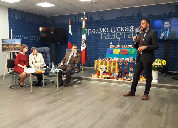 Embajadora Norma Pensado (sentada, c.) y Jaime Arias hablando - Sputnik Mundo