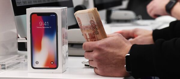 Los primeros compradores del nuevo IPhone X en Moscú - Sputnik Mundo