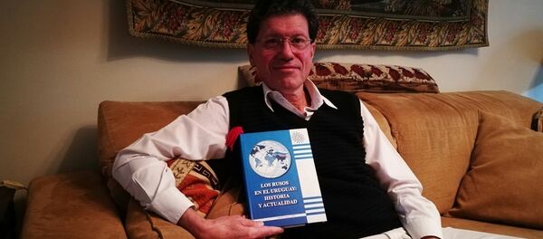 Luis Augusto Frappola con un libro de rusos en Uruguay - Sputnik Mundo