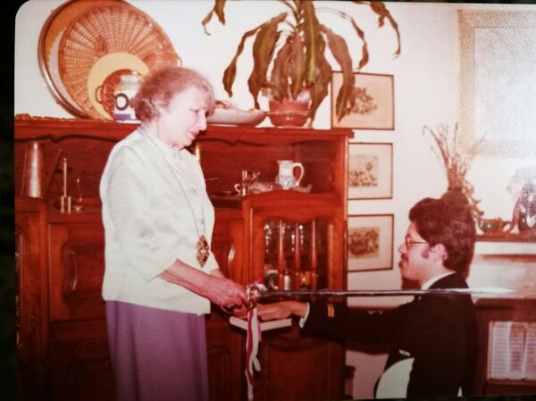 Dussia Lutski de Tretiakov le confiere el título nobiliario a Luis Augusto Frappola Dussia Lutski de Tretiakov le confiere el título nobiliario a Luis Augusto Frappola - Sputnik Mundo