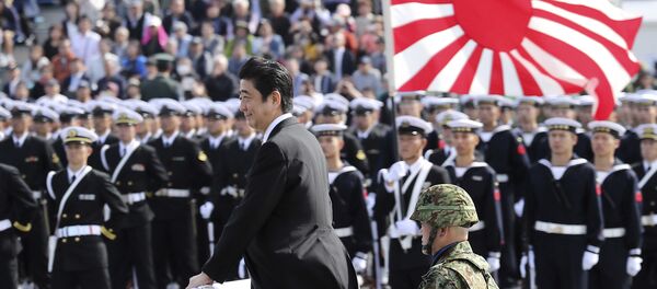 El primer ministro japonés, Shinzo Abe, durante un desfile miliar al norte de Tokio, Japón, 23 de octubre de 2016 - Sputnik Mundo