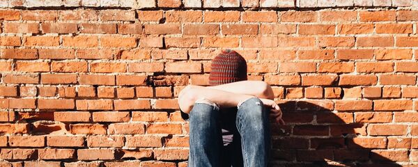 Un adolescente ensimismado, referencial - Sputnik Mundo