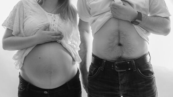 Una mujer embarazada y un hombre - Sputnik Mundo