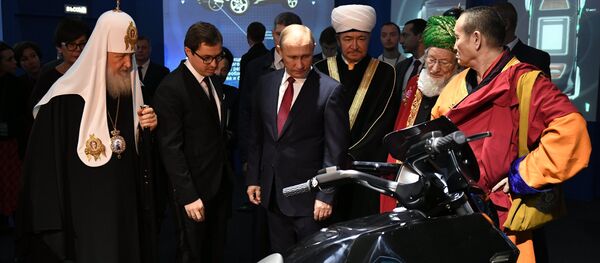 Vladímir Putin, presidente de Rusia durante su visita a la exposición 'Rusia, camino al futuro' en el Manege de Moscú - Sputnik Mundo