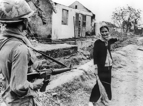 Un soldado estadounidense y una vietnamita en el sur de Vietnam en 1968 - Sputnik Mundo